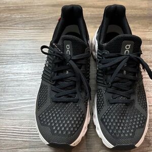 On Running women’s 6.5 Black and Gray Athletic Shoes